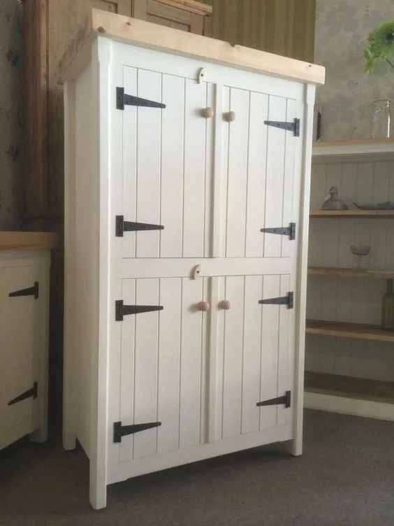 Armadio Giorgio 90x50x200  € 400,00