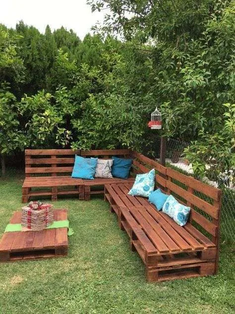 Divanetto Pallet Giulia €  300,00 esclusi cuscini 