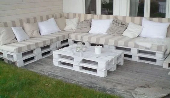 Divanetto Pallet Milenia €  200,00 escluso cuscini 